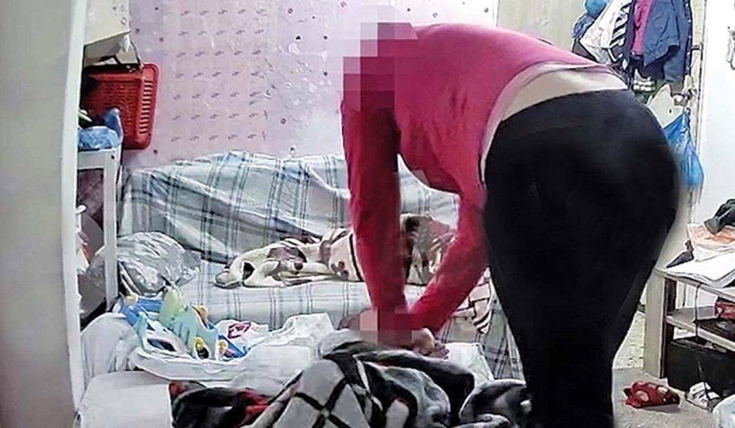Δείτε βίντεο από τις άθλιες συνθήκες διαβίωσης του 4χρονου παιδιού που αποπειράθηκε να το πνίξει η μητέρα του