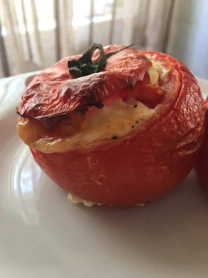 Ντομάτες γεμιστές_με αυγά_και τυρί_