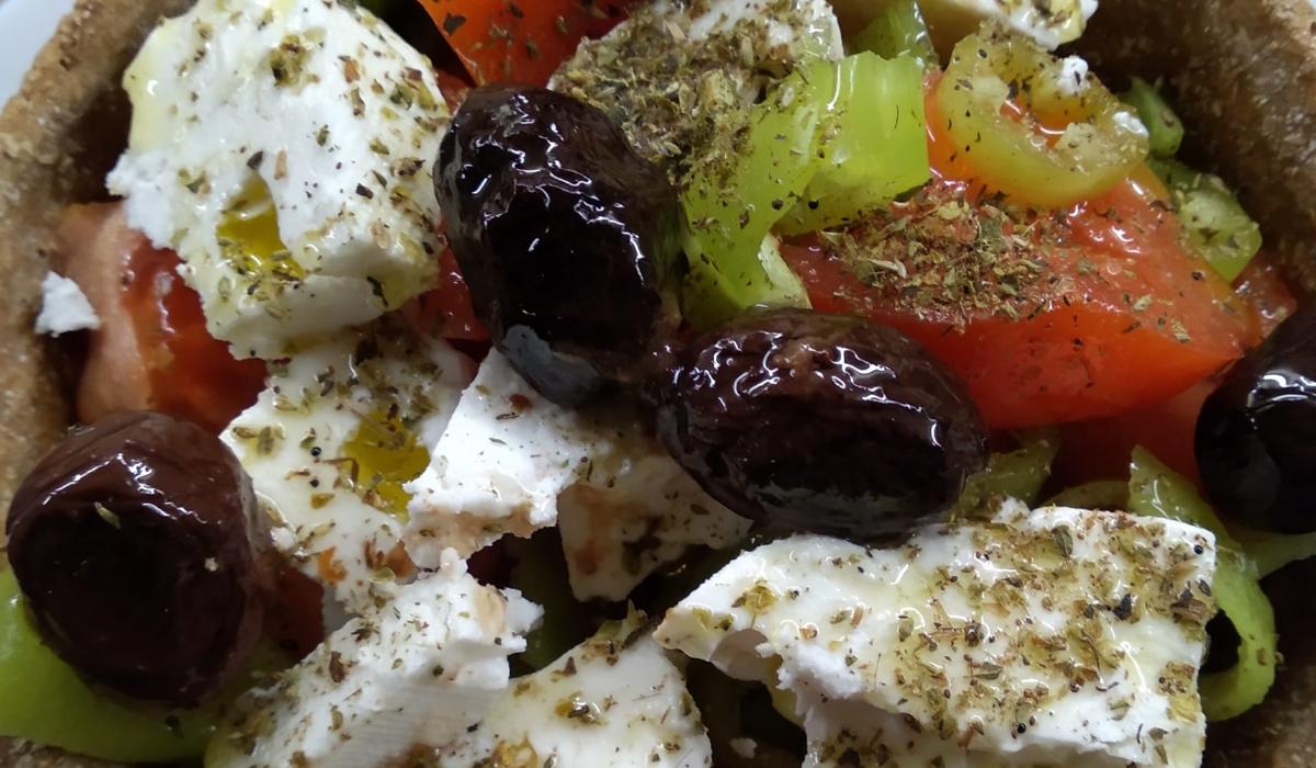 Ντοματοσαλάτα με κριθαροκουλούρα