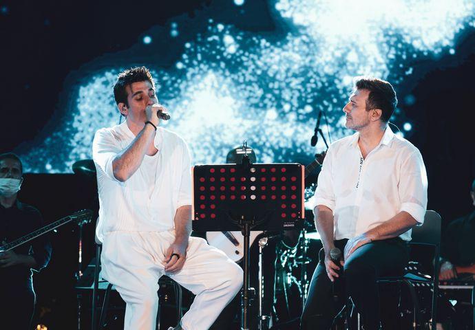 Γιάννης Πλούταρχος: Τραγούδησε μαζί με τα παιδιά του στο Κατράκειο Θέατρο