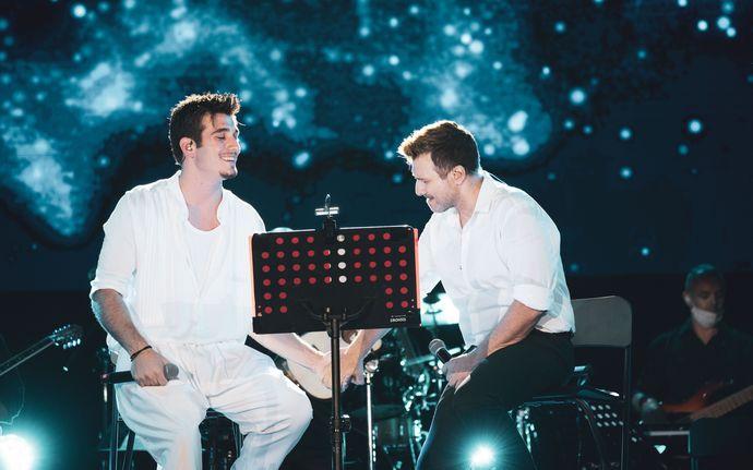 Γιάννης Πλούταρχος: Τραγούδησε μαζί με τα παιδιά του στο Κατράκειο Θέατρο