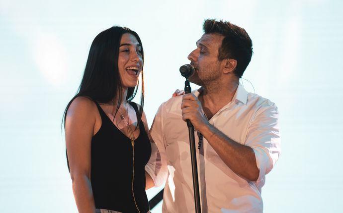 Γιάννης Πλούταρχος: Τραγούδησε μαζί με τα παιδιά του στο Κατράκειο Θέατρο