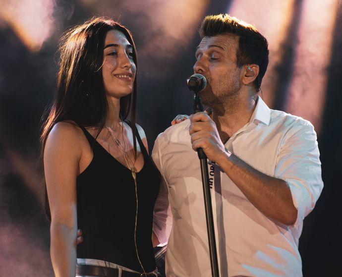 Γιάννης Πλούταρχος: Τραγούδησε μαζί με τα παιδιά του στο Κατράκειο Θέατρο