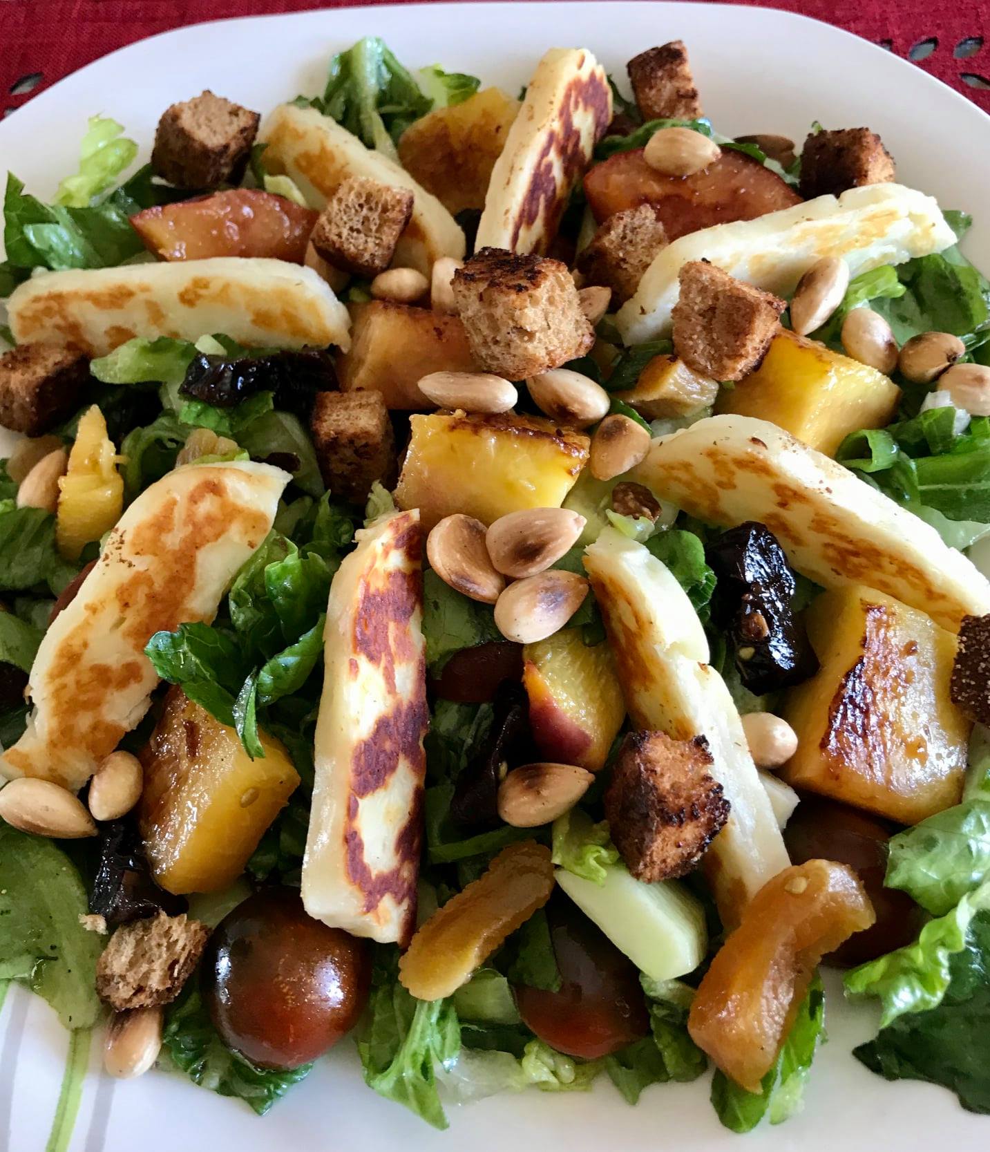 σαλάτα_με_ψητά ροδάκινα_και_χαλούμι_