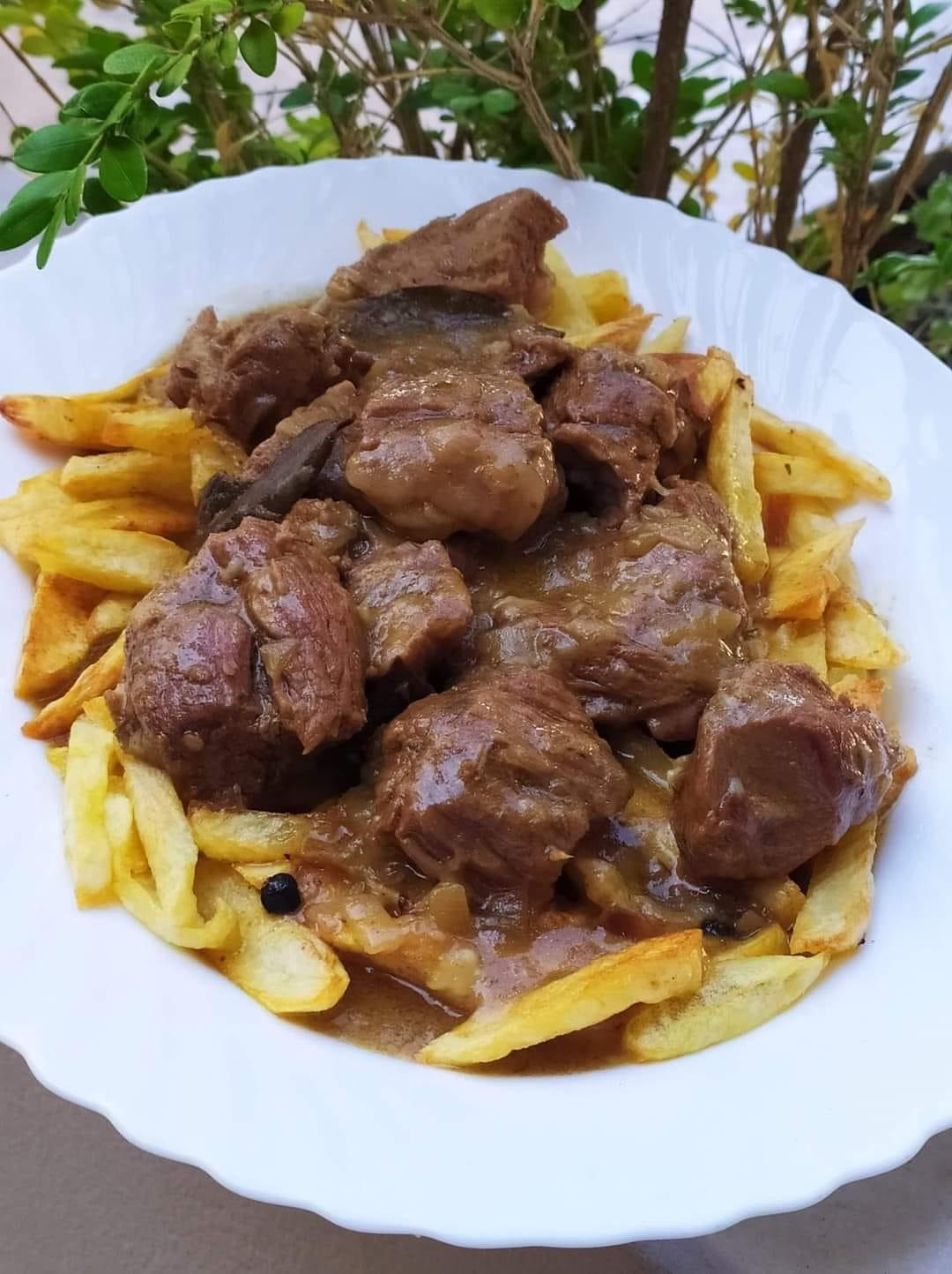 Μοσχαράκι λεμονάτο_κατσαρόλας_με πατάτες τηγανητές_