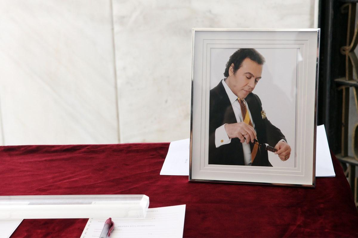 Τόλης Βοσκόπουλος: Οι πρώτες εικόνες από την κηδεία του