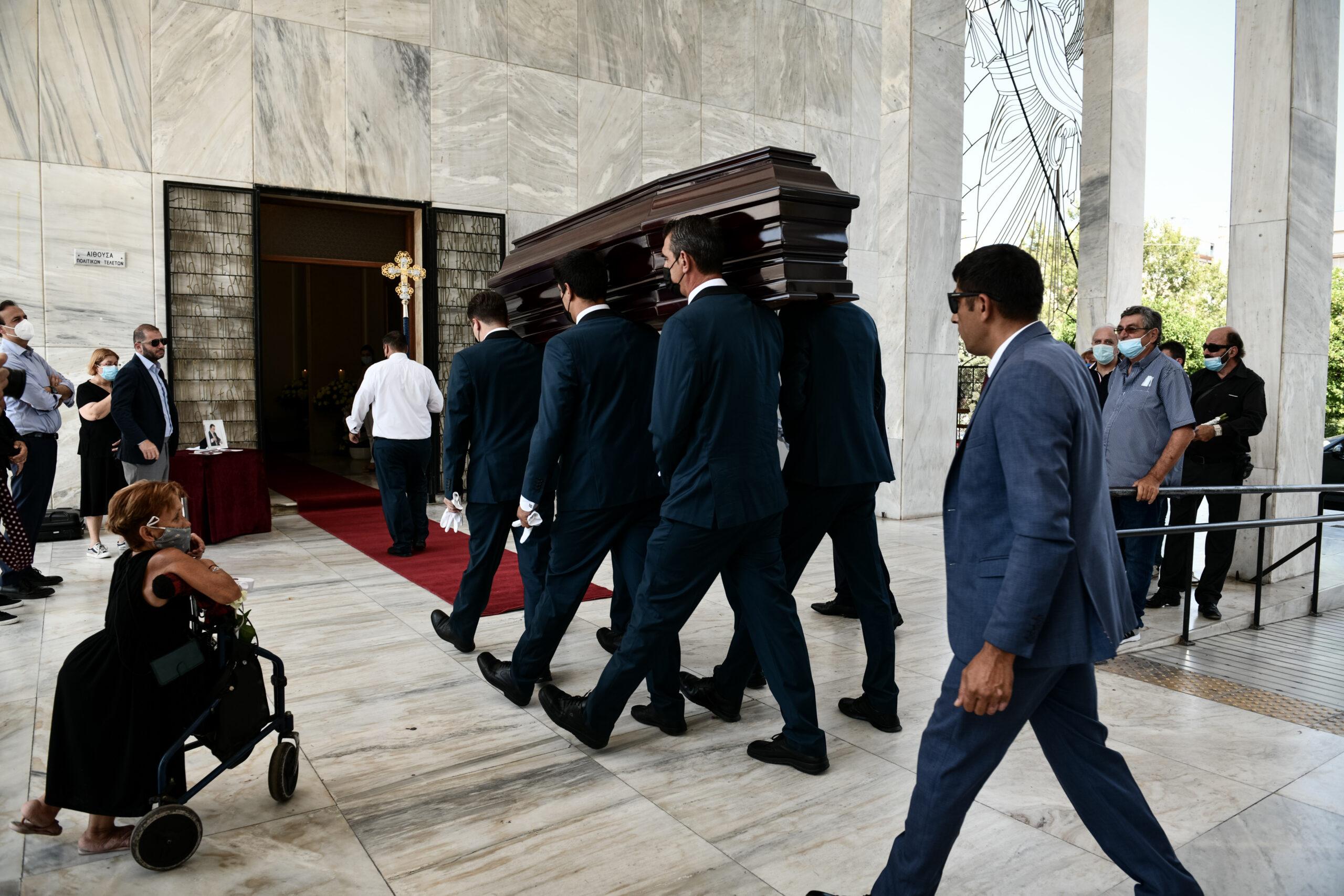 Τόλης Βοσκόπουλος: Οι πρώτες εικόνες από την κηδεία του