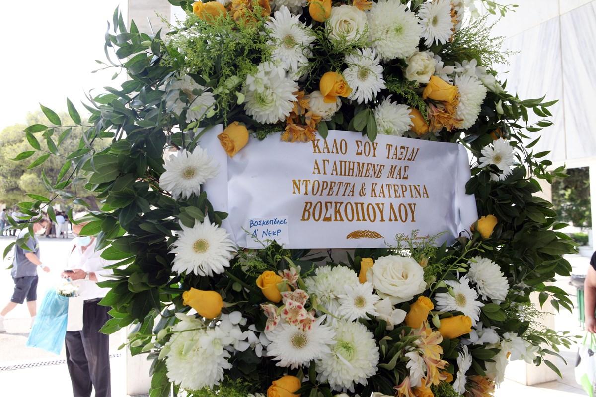 Τόλης Βοσκόπουλος: Οι πρώτες εικόνες από την κηδεία του