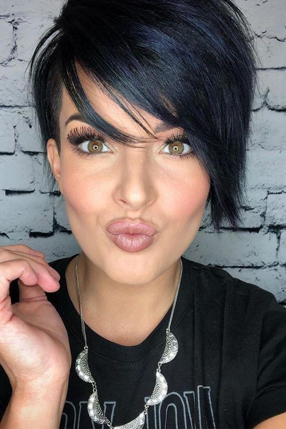 κοντά_ίσια_μαλλιά_στην_γυναίκα_