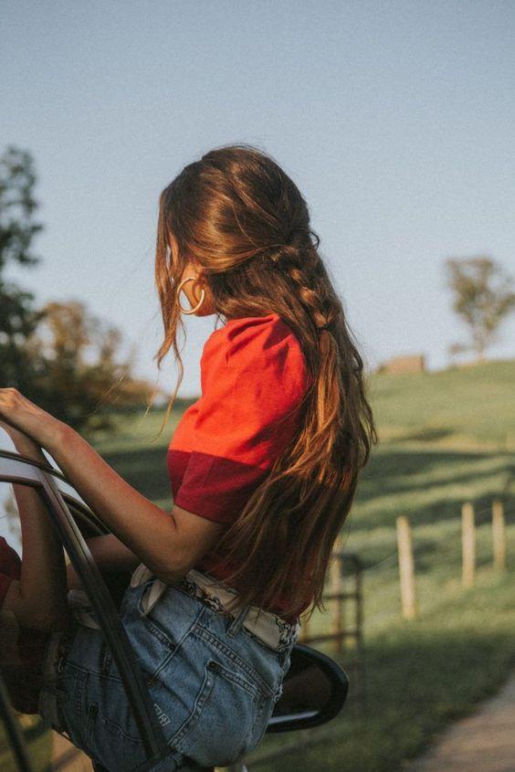 ελεύθερα μαλλιά_με_πλεξούδα_τον_Αύγουστο_