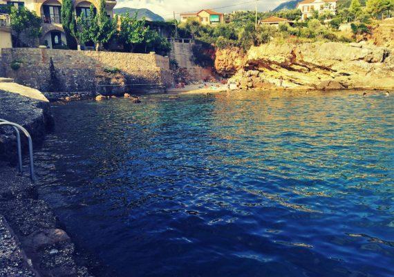 30 ευρώ την ημέρα και exclusive γεύμα: Το ωραιότερο χωριό της Ελλάδας δίνει στις διακοπές σου την αξία που θέλεις (Pics)