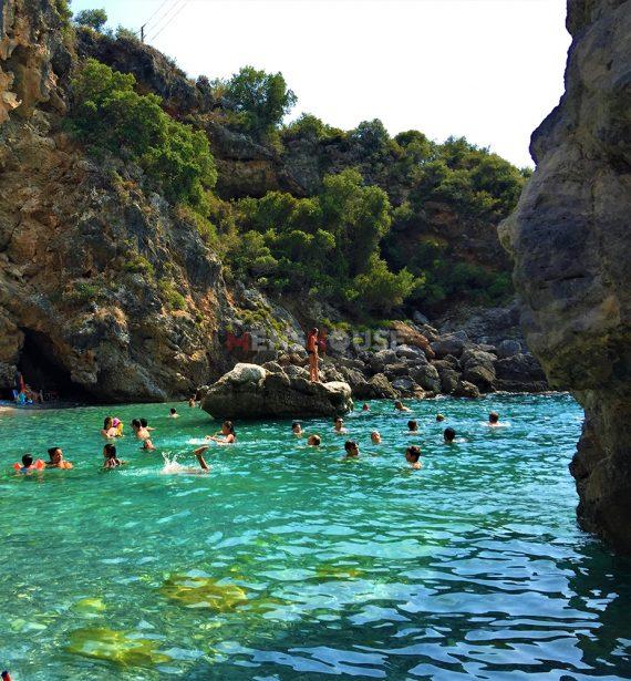 30 ευρώ την ημέρα και exclusive γεύμα: Το ωραιότερο χωριό της Ελλάδας δίνει στις διακοπές σου την αξία που θέλεις (Pics)