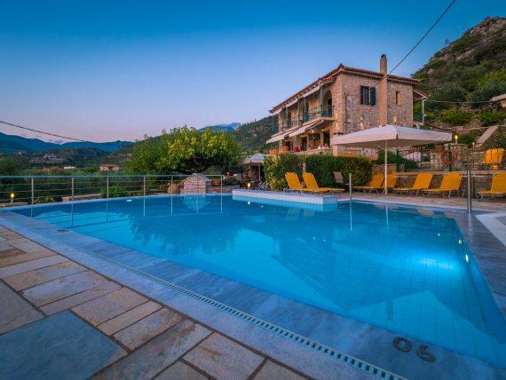 30 ευρώ την ημέρα και exclusive γεύμα: Το ωραιότερο χωριό της Ελλάδας δίνει στις διακοπές σου την αξία που θέλεις (Pics)