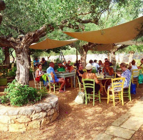 30 ευρώ την ημέρα και exclusive γεύμα: Το ωραιότερο χωριό της Ελλάδας δίνει στις διακοπές σου την αξία που θέλεις (Pics)