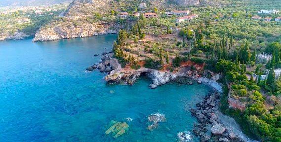 30 ευρώ την ημέρα και exclusive γεύμα: Το ωραιότερο χωριό της Ελλάδας δίνει στις διακοπές σου την αξία που θέλεις (Pics)