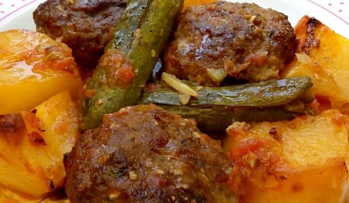 Κοκκινιστά μπιφτέκια με κολοκυθάκια και πατάτες Κοκκινιστά μπιφτέκια με κολοκυθάκια και πατάτες_