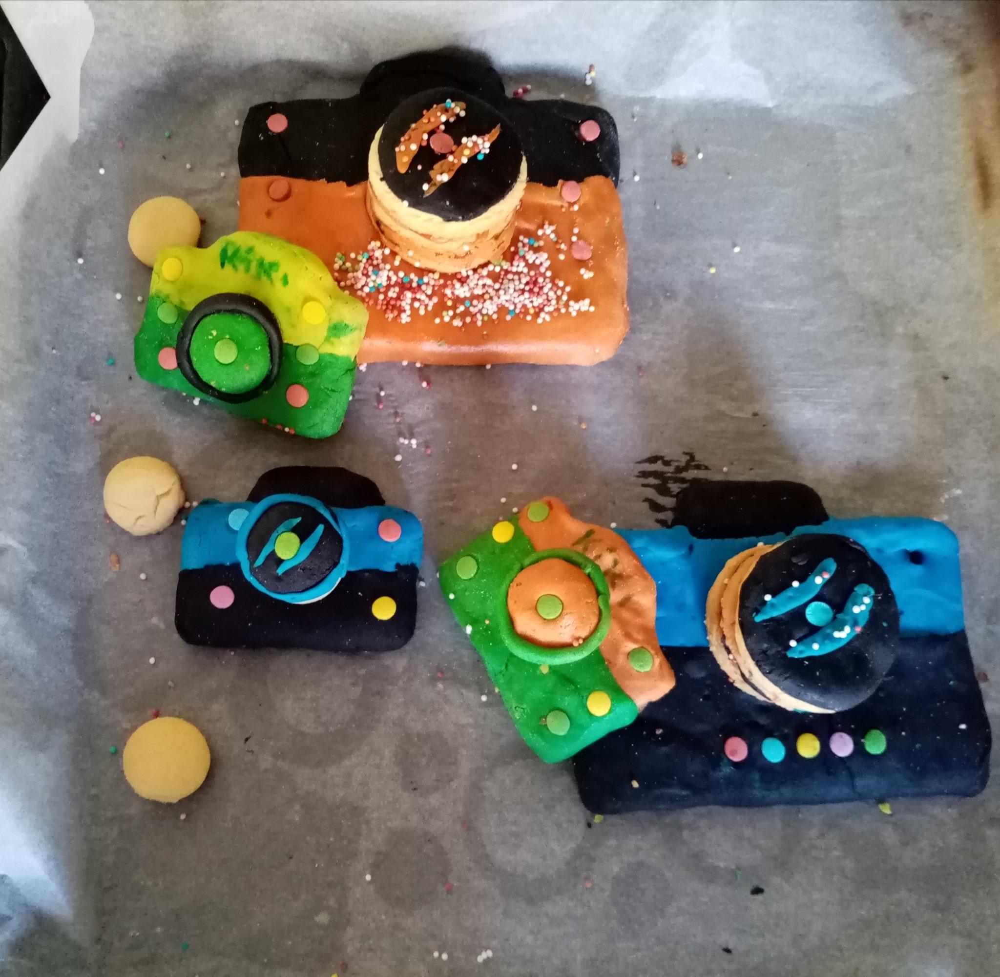 Μπισκότα- βουτύρου- με- ζαχαρόπαστα- σε- σχήμα- φωτογραφική- μηχανή-