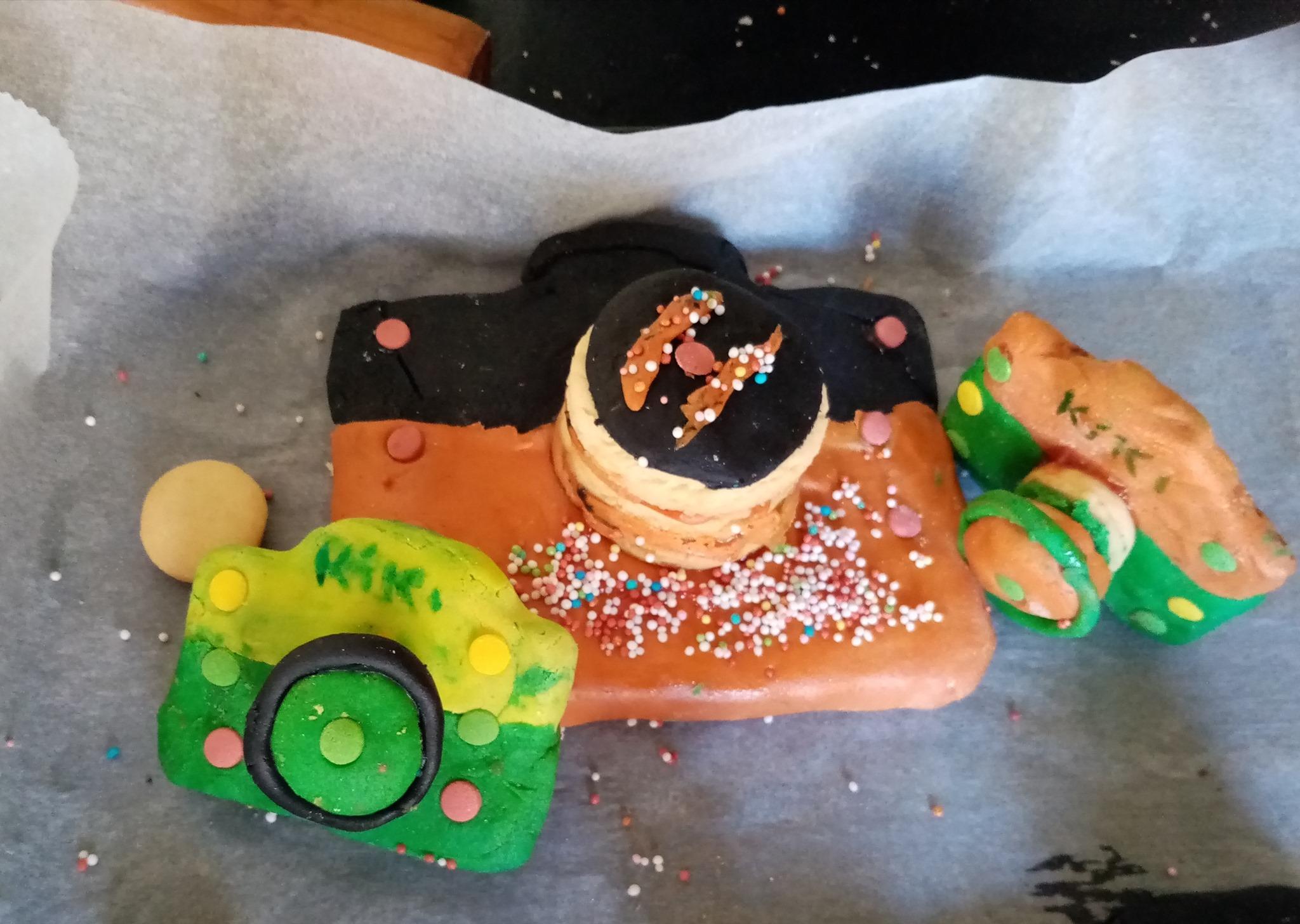 Μπισκότα- βουτύρου- με- ζαχαρόπαστα- σε- σχήμα- φωτογραφική- μηχανή-