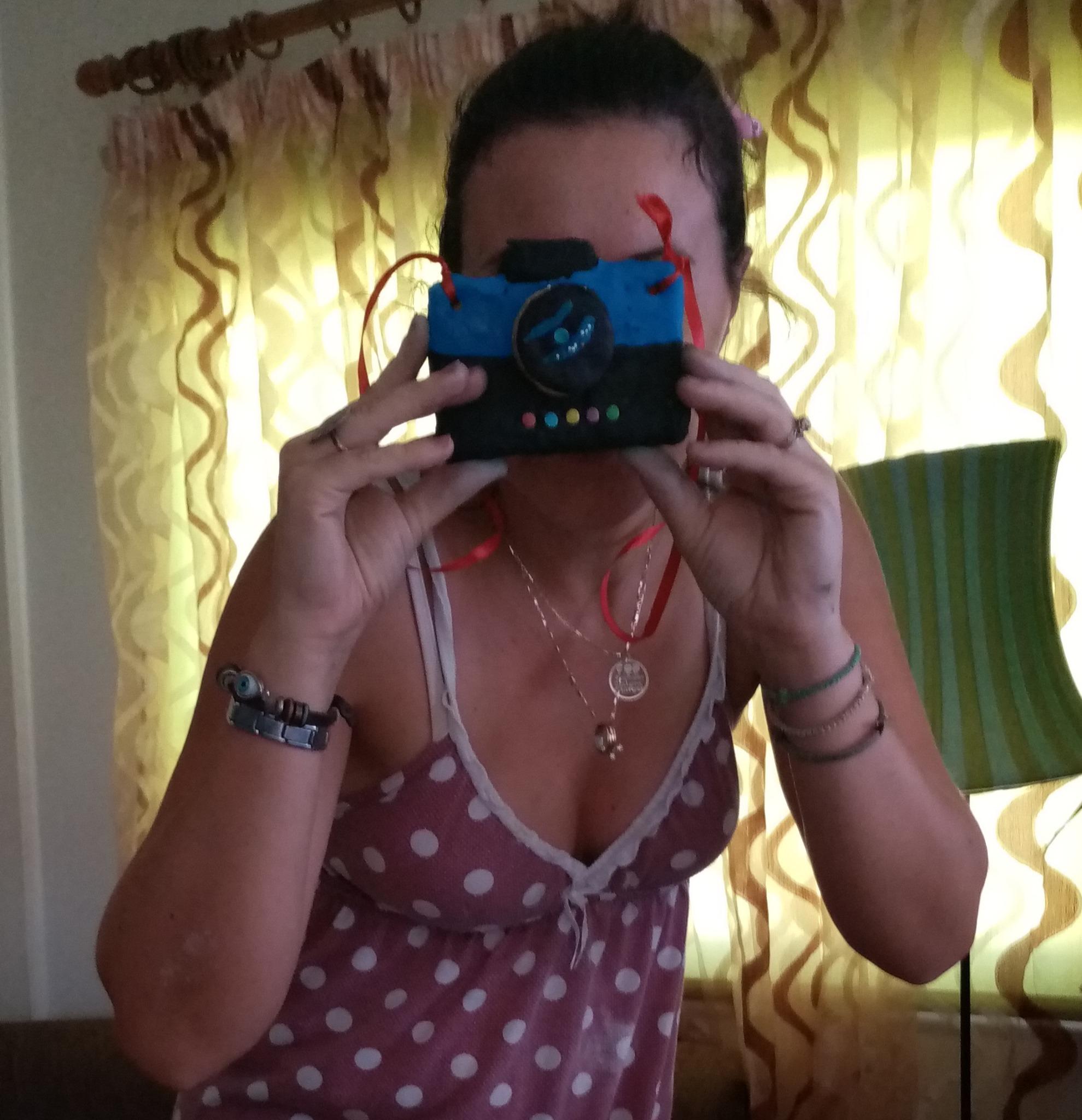 Μπισκότα- βουτύρου- με- ζαχαρόπαστα- σε- σχήμα- φωτογραφική- μηχανή-