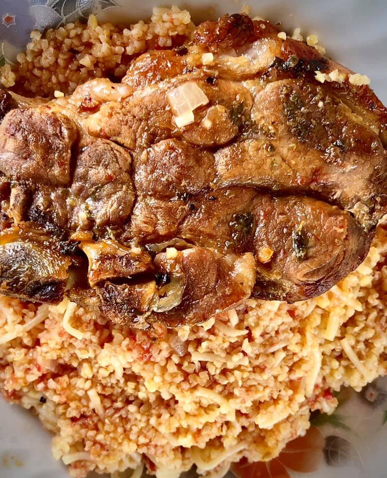 Χοιρινές- μπριζόλες- με -πλιγούρι -και- φιδέ- Χοιρινές- μπριζόλες- με -πλιγούρι -και- φιδέ-