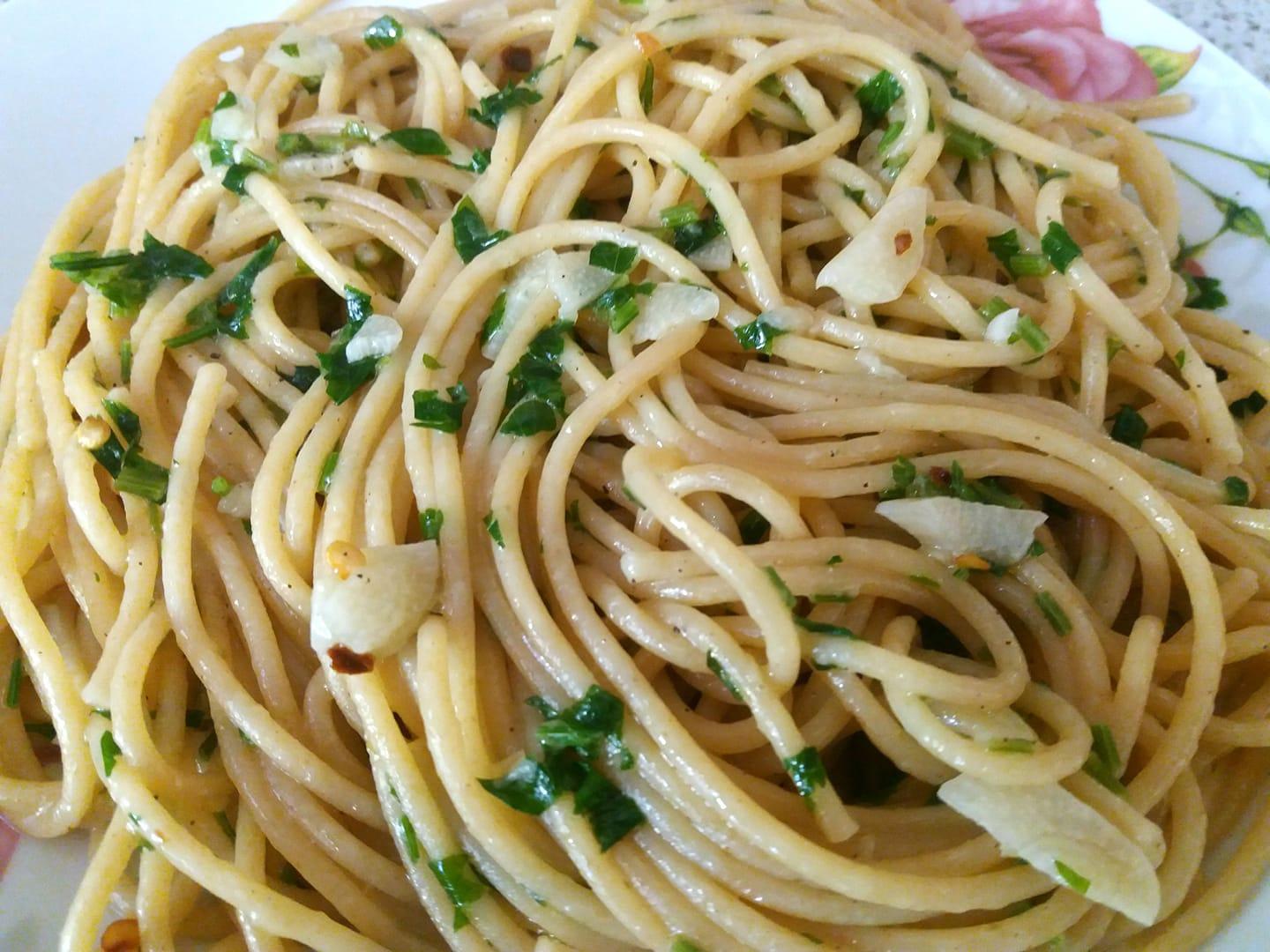 Spaghetti_aglio_e_olio_Ιταλική μακαρονάδα_του_φτωχού_ Spaghetti_aglio_e_olio_Ιταλική μακαρονάδα_του_φτωχού_