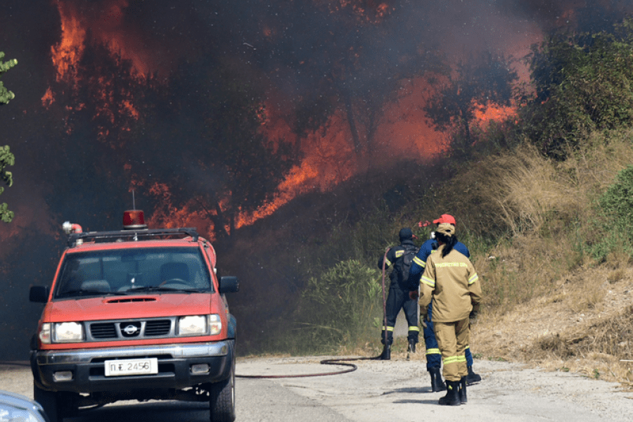 Φωτιά στη Βαρυμπόμπη: «Υπάρχουν εγκλωβισμένοι»