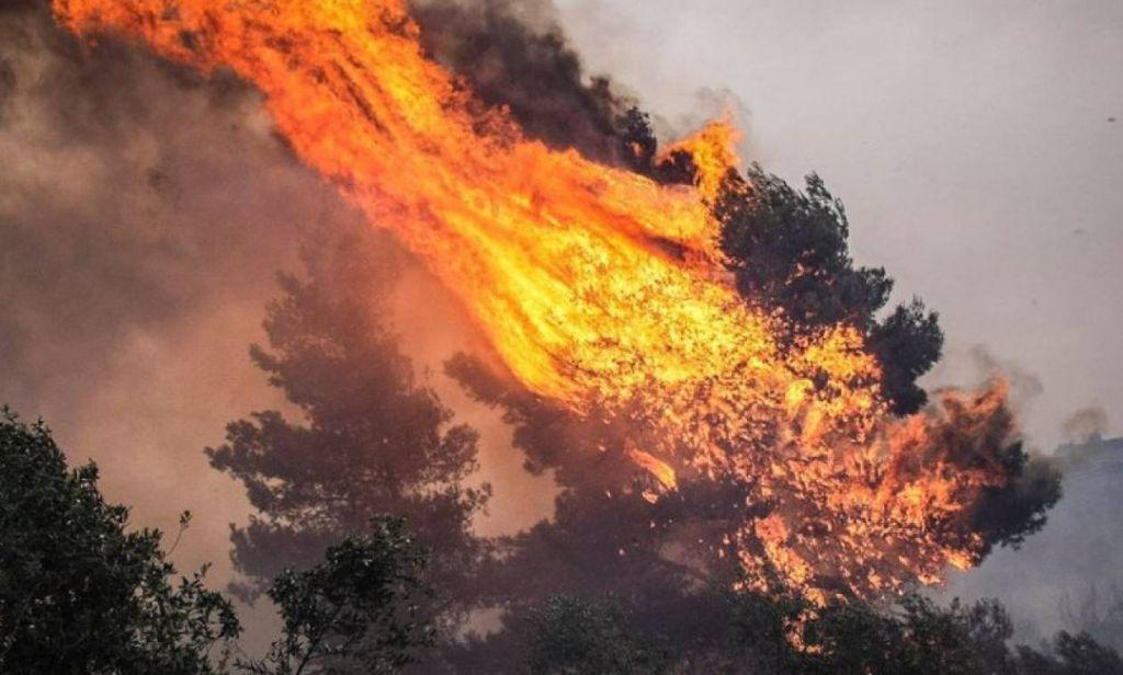 Μεγάλη Φωτιά Εύβοια : Εγκλωβίστηκαν πυροσβέστες – Εκκενώνονται συνεχώς οικισμοί