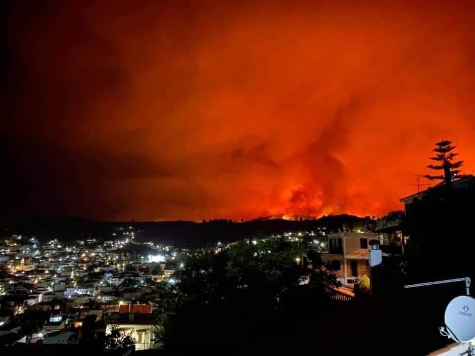 Φωτιά Εύβοια: Κάηκαν σπίτια σε Αγία Αννα και Αχλάδι (βίντεο)