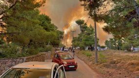 Φωτιά Βαρυμπόμπη: Εκκενώνεται το Κρυονέρι