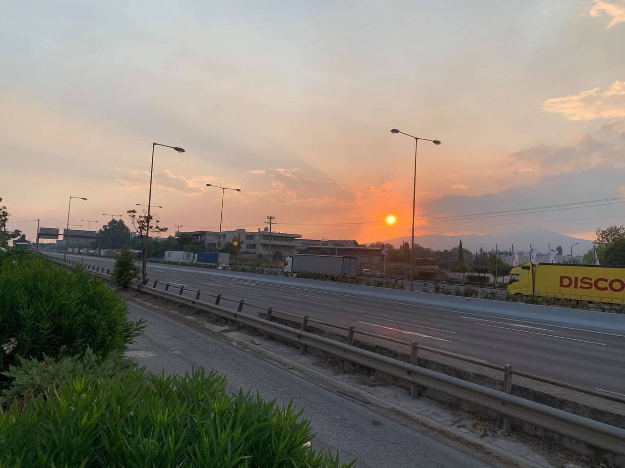 Φωτιά – Αττική: Παραμένει κλειστή η Εθνική Οδός Αθηνών – Λαμίας – Όλα όσα πρέπει να γνωρίζετε