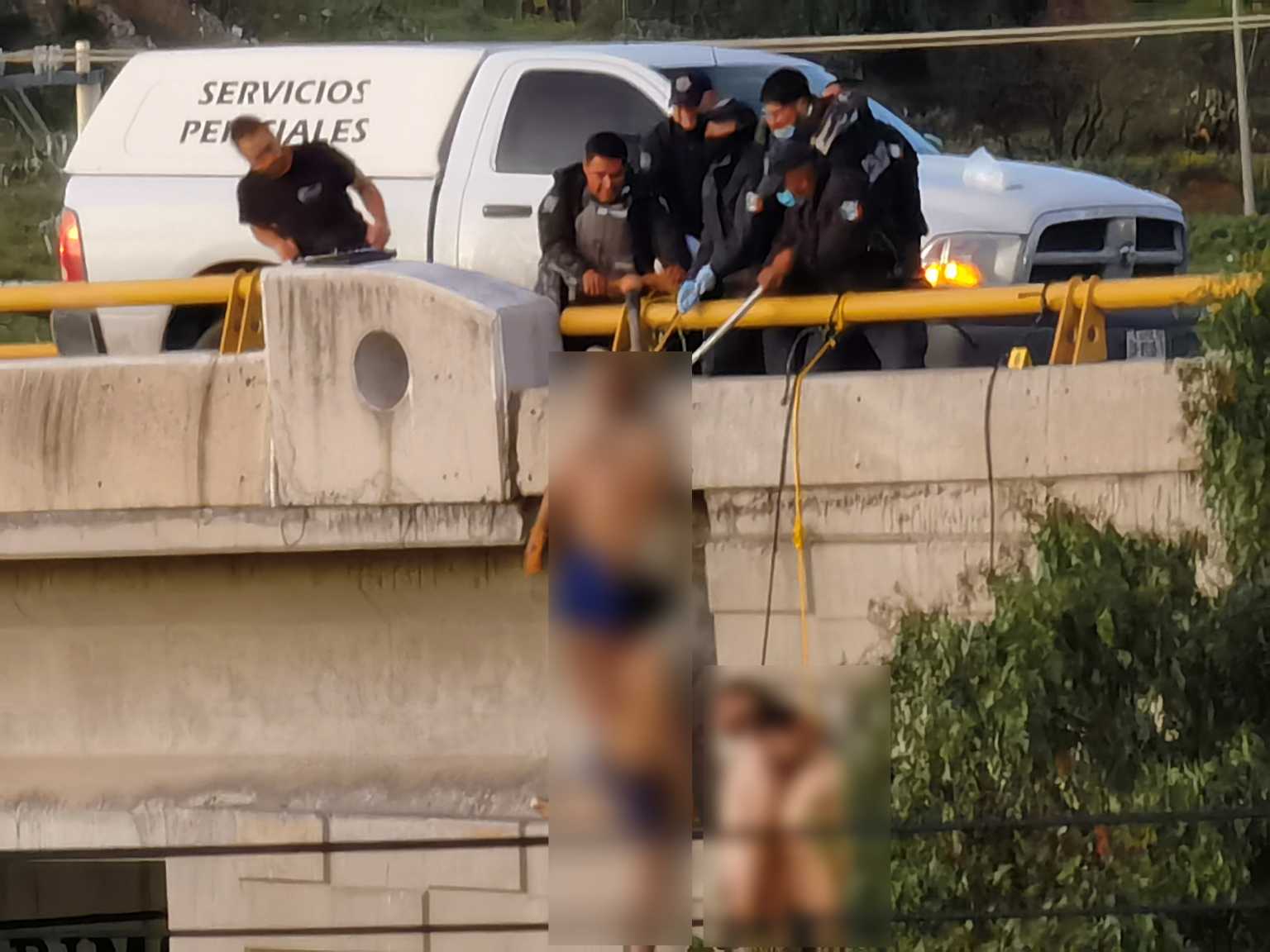 Φρίκη: 6 πτώματα βρέθηκαν κρεμασμένα σε γέφυρα – Προσοχή σκληρές εικόνες