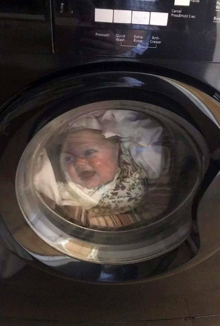Σοκ: Πατέρας είδε το το μωρό του να στροβιλίζεται στο πλυντήριο
