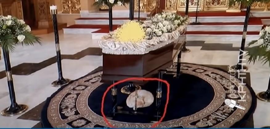 Απίστευτο : Γατάκι στην Κρήτη πηγαίνει σε κηδείες και παρηγορεί τους συγγενείς – (video)