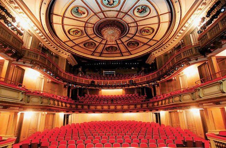 Η Λωξάντρα Λούκας γράφει ιστορία: Γίνεται η πρώτη ηθοποιός με σύνδρομο Dοwn στο Εθνικό Θέατρο