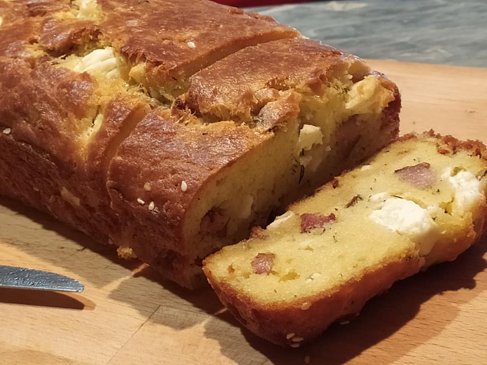 Αλμυρό -κέικ-με-φέτα-και-χωριάτικο-λουκάνικο-