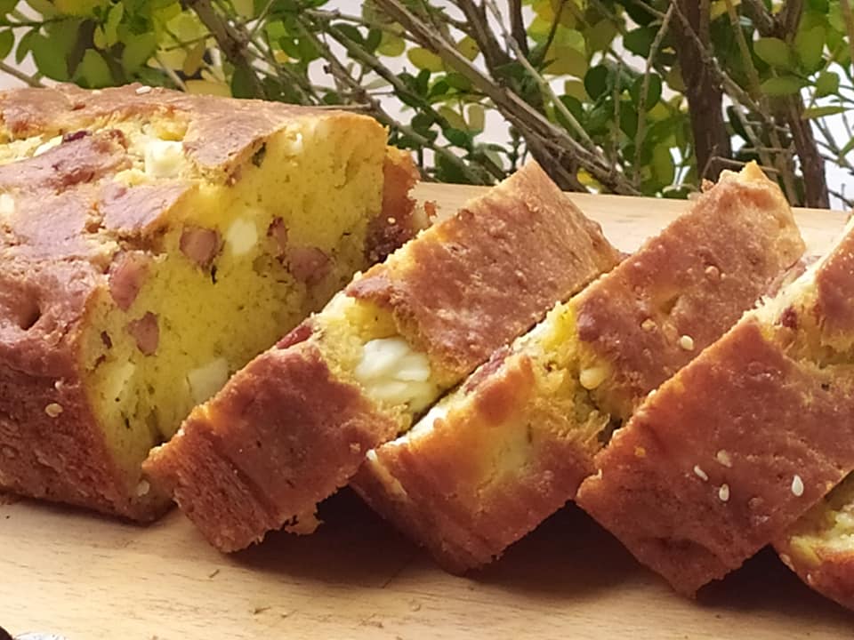 Αλμυρό -κέικ-με-φέτα-και-χωριάτικο-λουκάνικο-