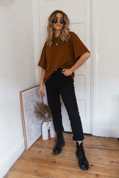 καφέ_μπλούζα_με_μαύρο_παντελόνι_ καφέ_μπλούζα_με_μαύρο_παντελόνι_