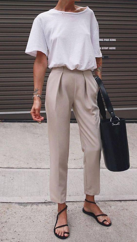 λευκό_t-shirt_με_μπεζ_παντελόνι_