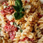 Μακαρονοσαλάτα -με- λιαστή -ντομάτα-