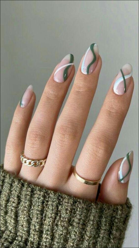 γαλακτερά_νύχια_με_πράσινες_λεπτομέρειες_