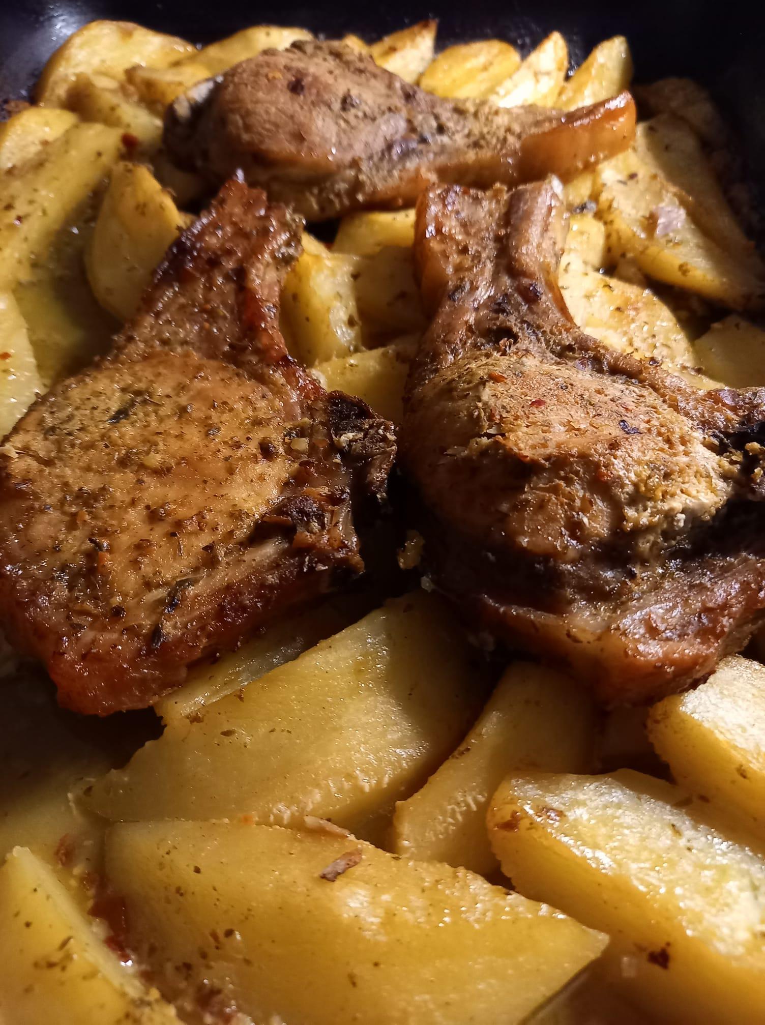 Μπριζολίκια- με- πατάτες -και- σος- μελιού-