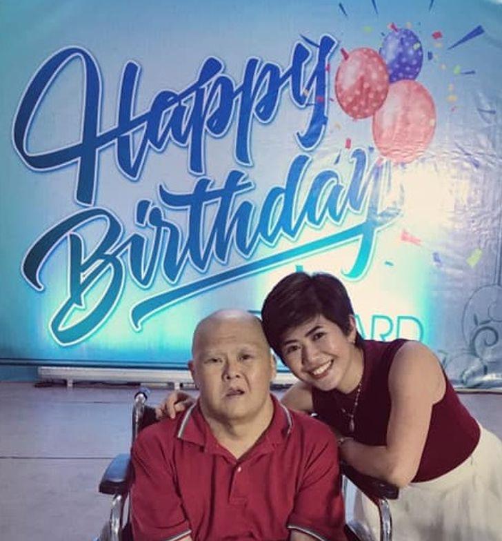 κορίτσι_εύχεται_χρόνια πολλά_στον_μπαμπά_της_με_σύνδρομο Down_