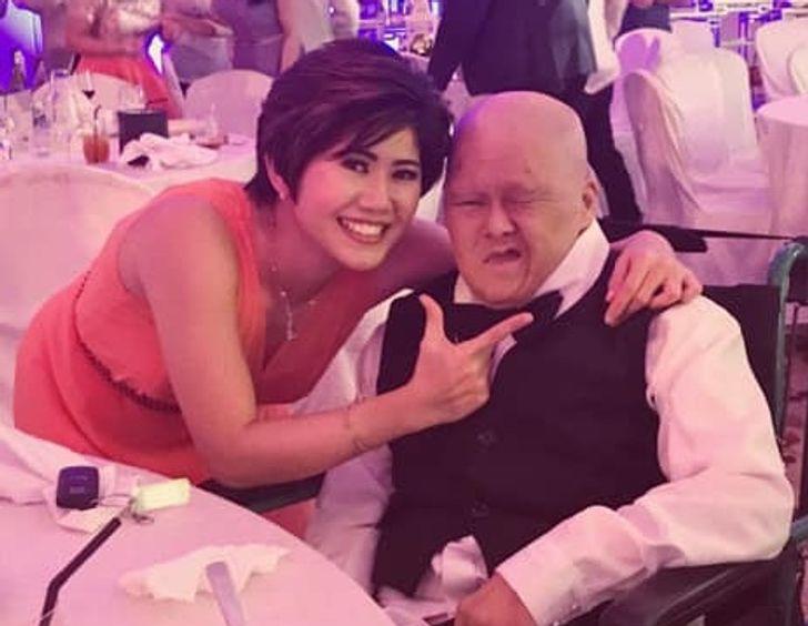 κορίτσι_εύχεται_χρόνια πολλά_στον_μπαμπά_της_με_σύνδρομο Down_