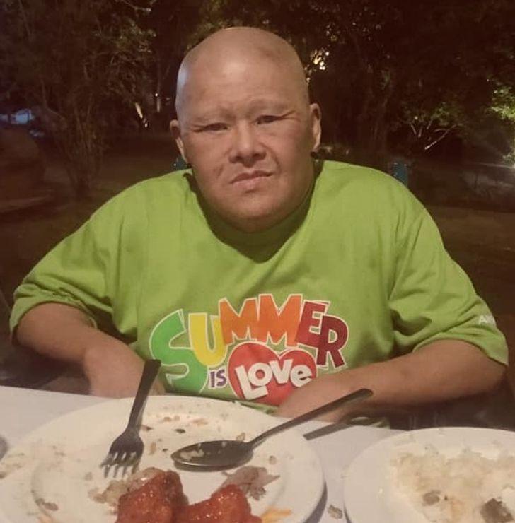 κορίτσι_εύχεται_χρόνια πολλά_στον_μπαμπά_της_με_σύνδρομο Down_