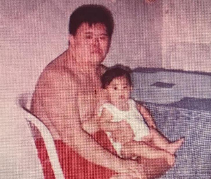 κορίτσι_εύχεται_χρόνια πολλά_στον_μπαμπά_της_με_σύνδρομο Down_