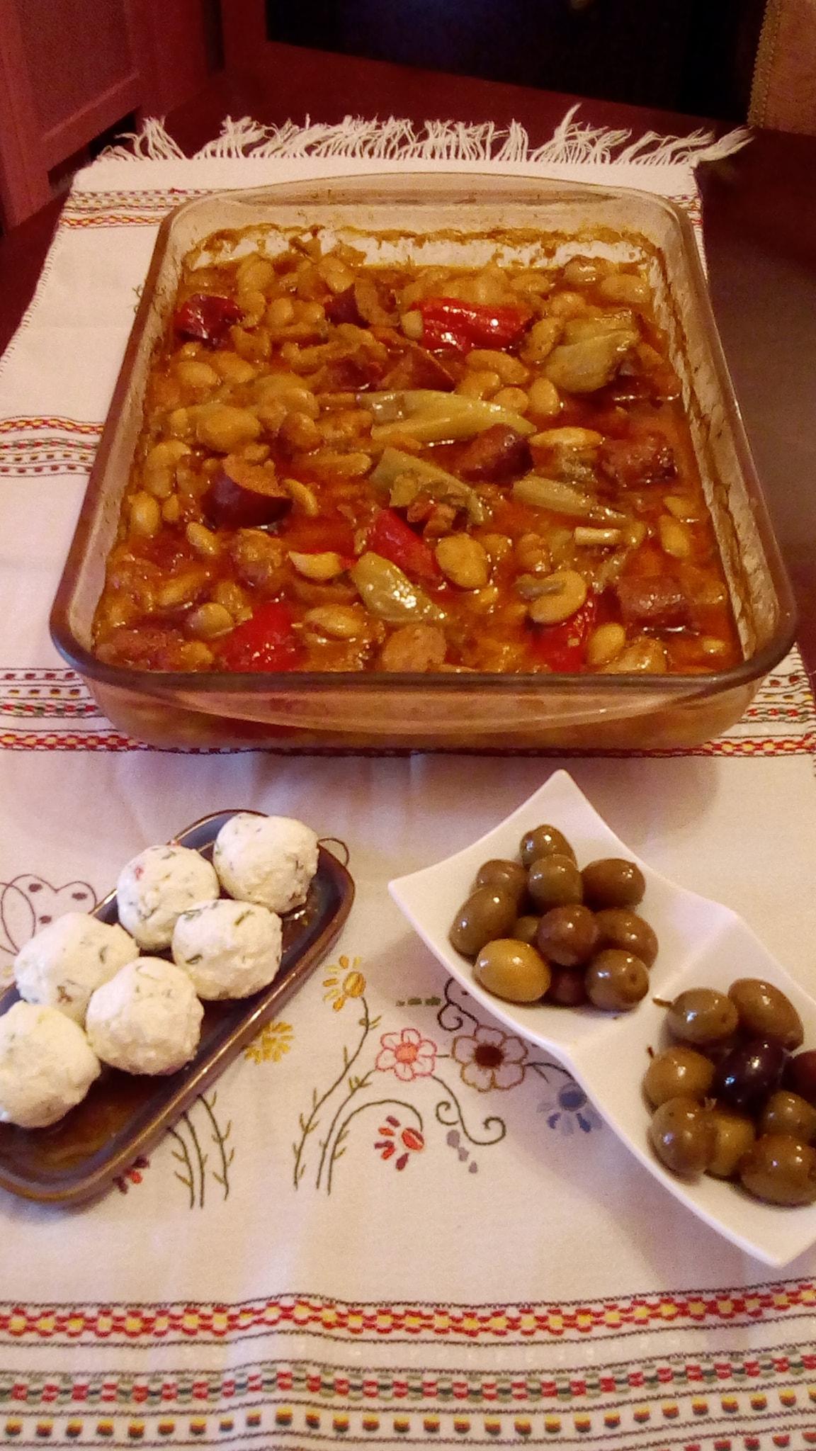 Γίγαντες- στον- φούρνο- με- χωριάτικο- λουκάνικο-