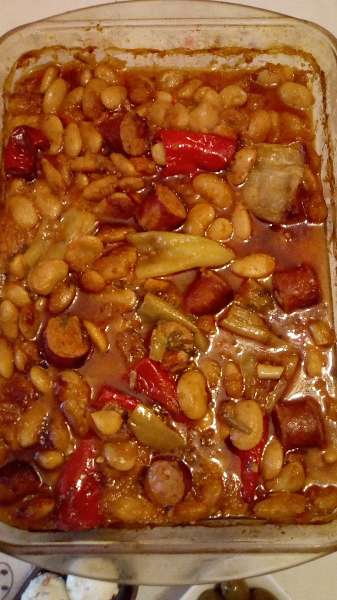 Γίγαντες- στον- φούρνο- με- χωριάτικο- λουκάνικο- Συνταγή- 