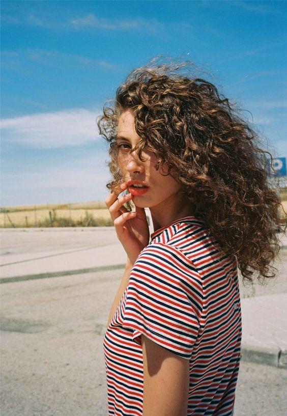 μπούκλες_σε_καστανά μαλλιά_