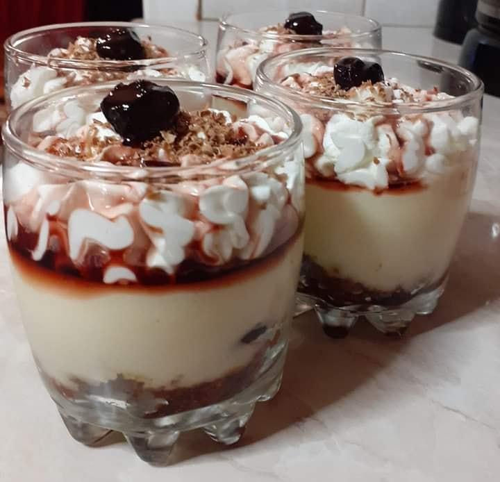 Γλυκό -σε- ποτήρι- με- κέικ- που- περίσσεψε-