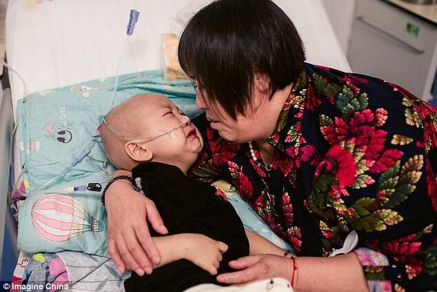 Μωρό με καρκίνο κλαίει και ζητά την μητέρα του χωρίς να ξέρει ότι το εγκατέλειψε λόγω της ασθένειας του – Εικόνες